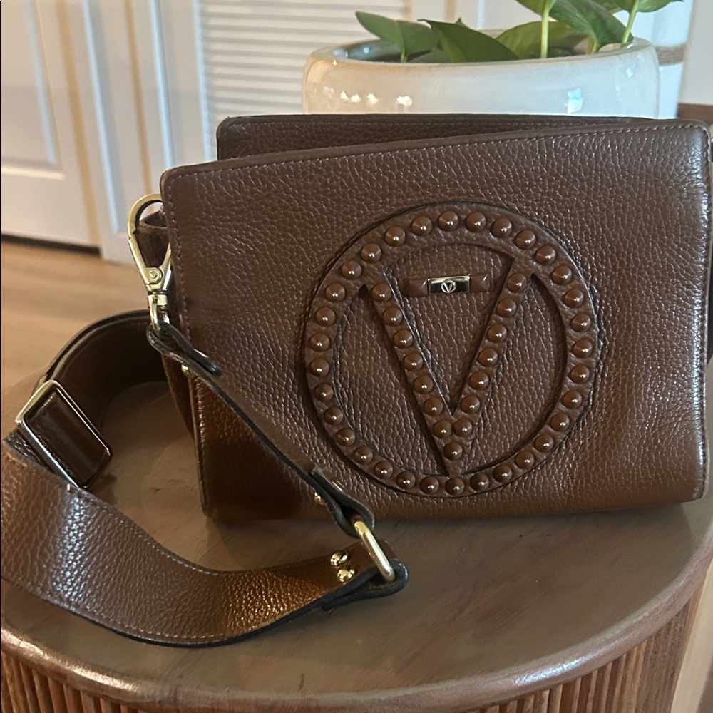 V-Emblem Brown Leather Crossbody Bag